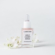 Rozświetlające serum z ekstraktem z wiśni Azelo Cherry Labside na jasnym tle