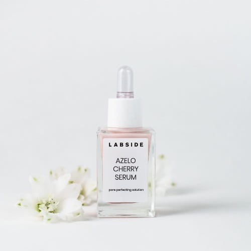 Rozświetlające serum z ekstraktem z wiśni Azelo Cherry Labside na jasnym tle
