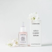 Szklana buteleczka serum do twarzy Azelo Cherry Labside obok tekturowego opakowania
