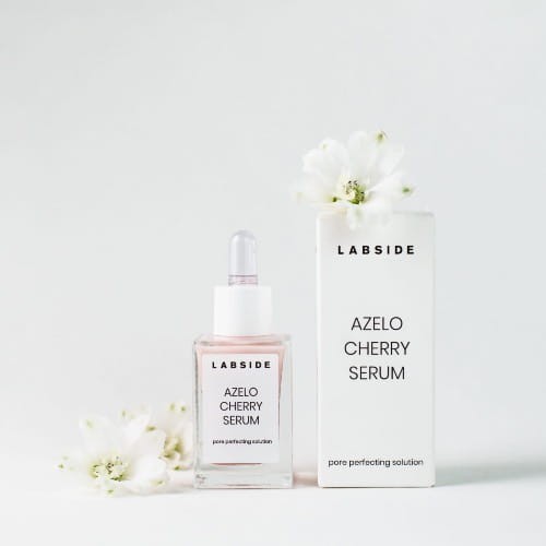 Szklana buteleczka serum do twarzy Azelo Cherry Labside obok tekturowego opakowania