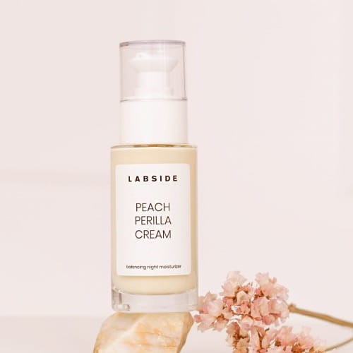 Kojący krem do twarzy Peach Perilla Cream Labside w naturalnej aranżacji