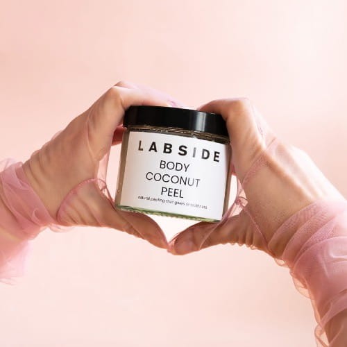 Dłonie prezentujące kokosowy peeling do ciała Body Coconut Peel od Labside