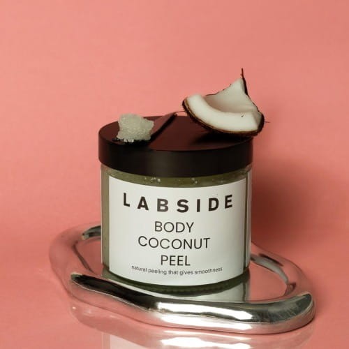 Otwarty słoiczek Body Coconut Peel Labside prezentujący gruboziarnistą konsystencję peelingu kokosowego