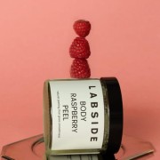 Malinowy peeling do ciała Body Raspberry Peel Labside w aranżacji na czerwonym tle