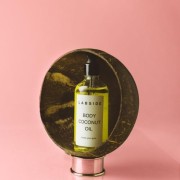Kokosowy olejek do ciała Body Coconut Oil Labside w naturalnej aranżacji