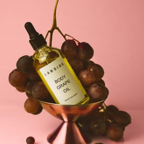 Winogronowy olejek do ciała Body Grape Oil Labside w naturalnej aranżacji
