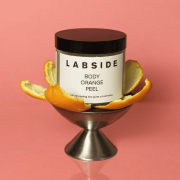 Pomarańczowy peeling do ciała Body Orange Peel Labside w ciepłej aranżacji