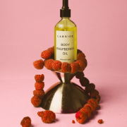 Prezentacja szklanej buteleczki z malinowym olejkiem Body Raspberry Oil od Labside