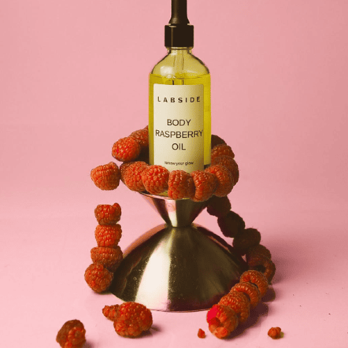 Prezentacja szklanej buteleczki z malinowym olejkiem Body Raspberry Oil od Labside