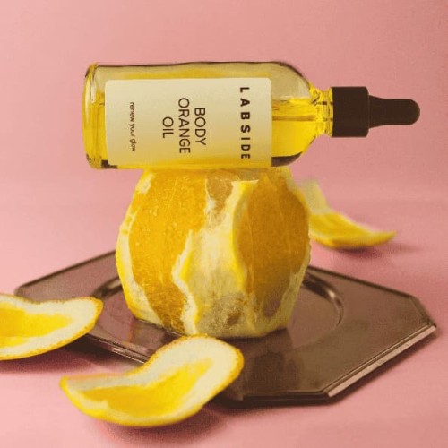 Ujędrniający Body Orange Oil od Labside z witaminą C. Przywróć skórze blask i elastyczność dzięki mocy naturalnych olejów cytrusowych. Odkryj efekt glow w BlumiLab!