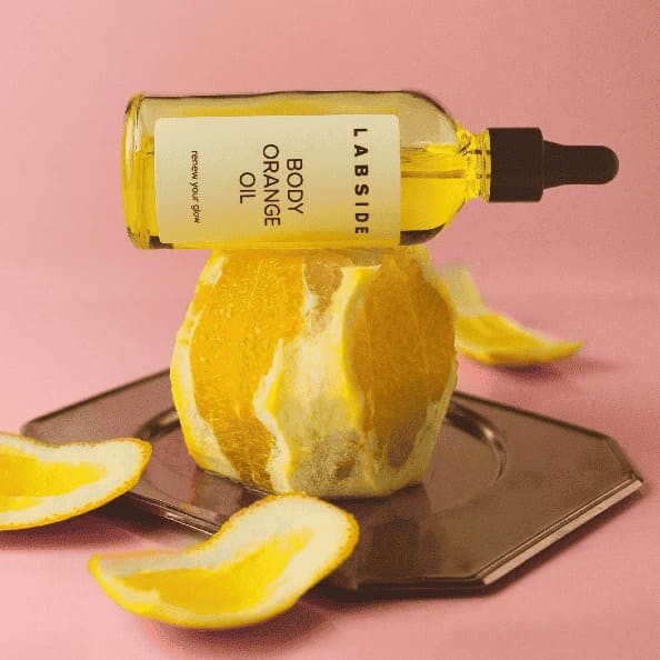 Ujędrniający Body Orange Oil od Labside z witaminą C. Przywróć skórze blask i elastyczność dzięki mocy naturalnych olejów cytrusowych. Odkryj efekt glow w BlumiLab!