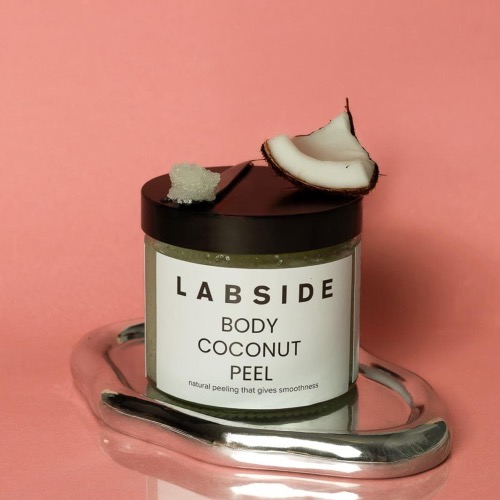 Otwarty słoiczek Body Coconut Peel Labside prezentujący gruboziarnistą konsystencję peelingu kokosowego