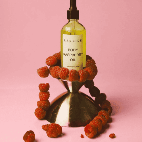 Prezentacja szklanej buteleczki z malinowym olejkiem Body Raspberry Oil od Labside